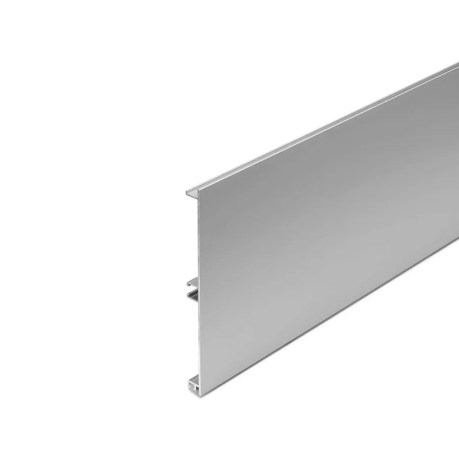R4072 - Plinthe en aluminium lisse avec garniture opaline semi-escamotable.
Fournie avec film de protection.