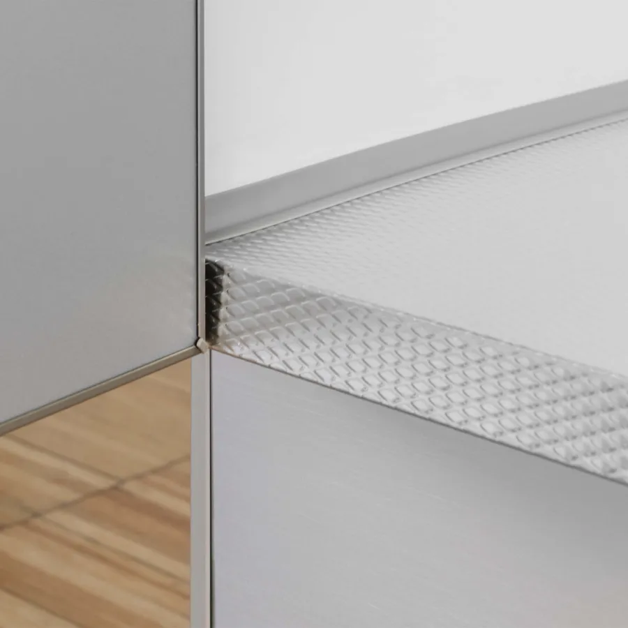 610/AL/G - Cabinet side panels, 18 mm thick.
Flat diamond pattern aluminium protector.
Gaskets for sides and rear backsplash. 